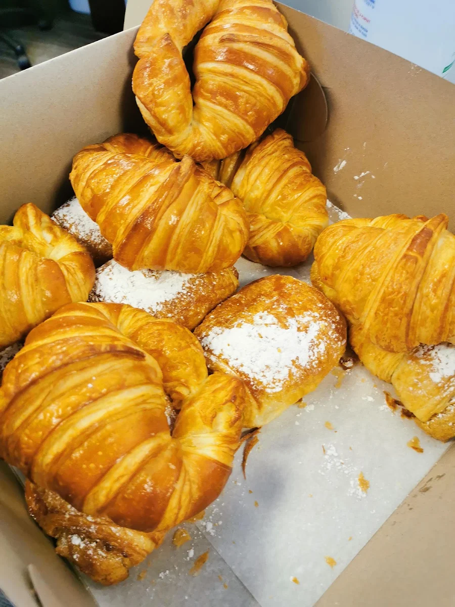 Croissants Nature Croissants Aux Amandes Chocolatines Au Sucre Glace