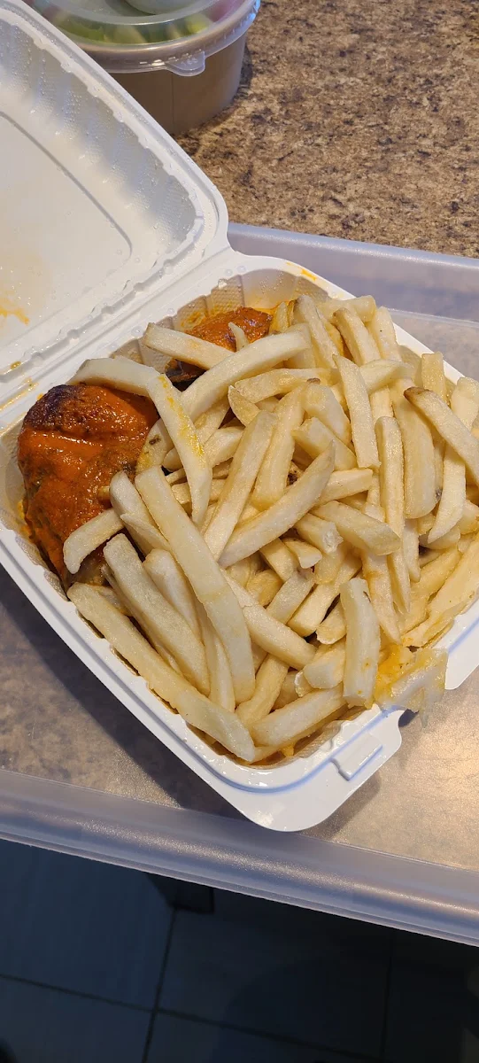 Demi Poulet Portugais Rose Avec Frites Froides Et Crues