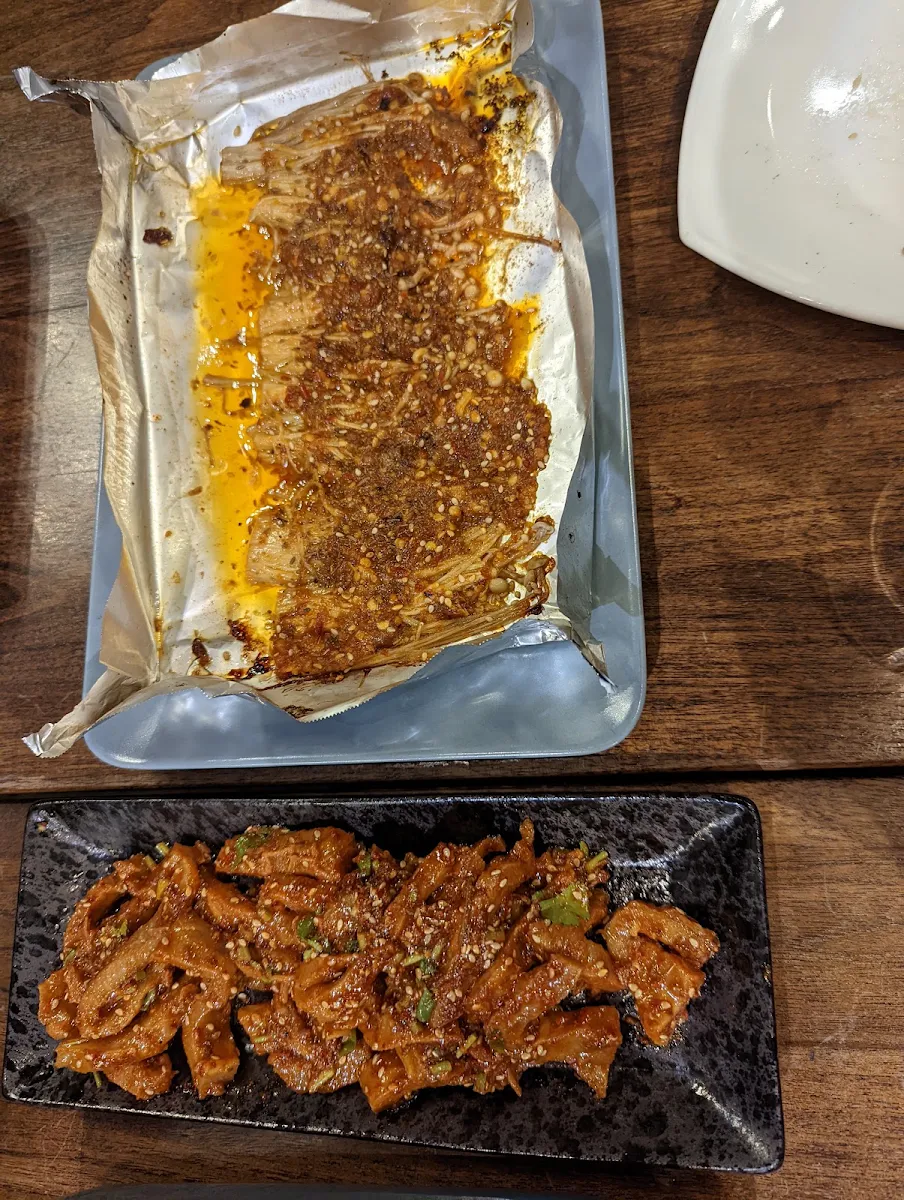Enoki Mushroom Baked in Foil and Spicy Beef Tripe