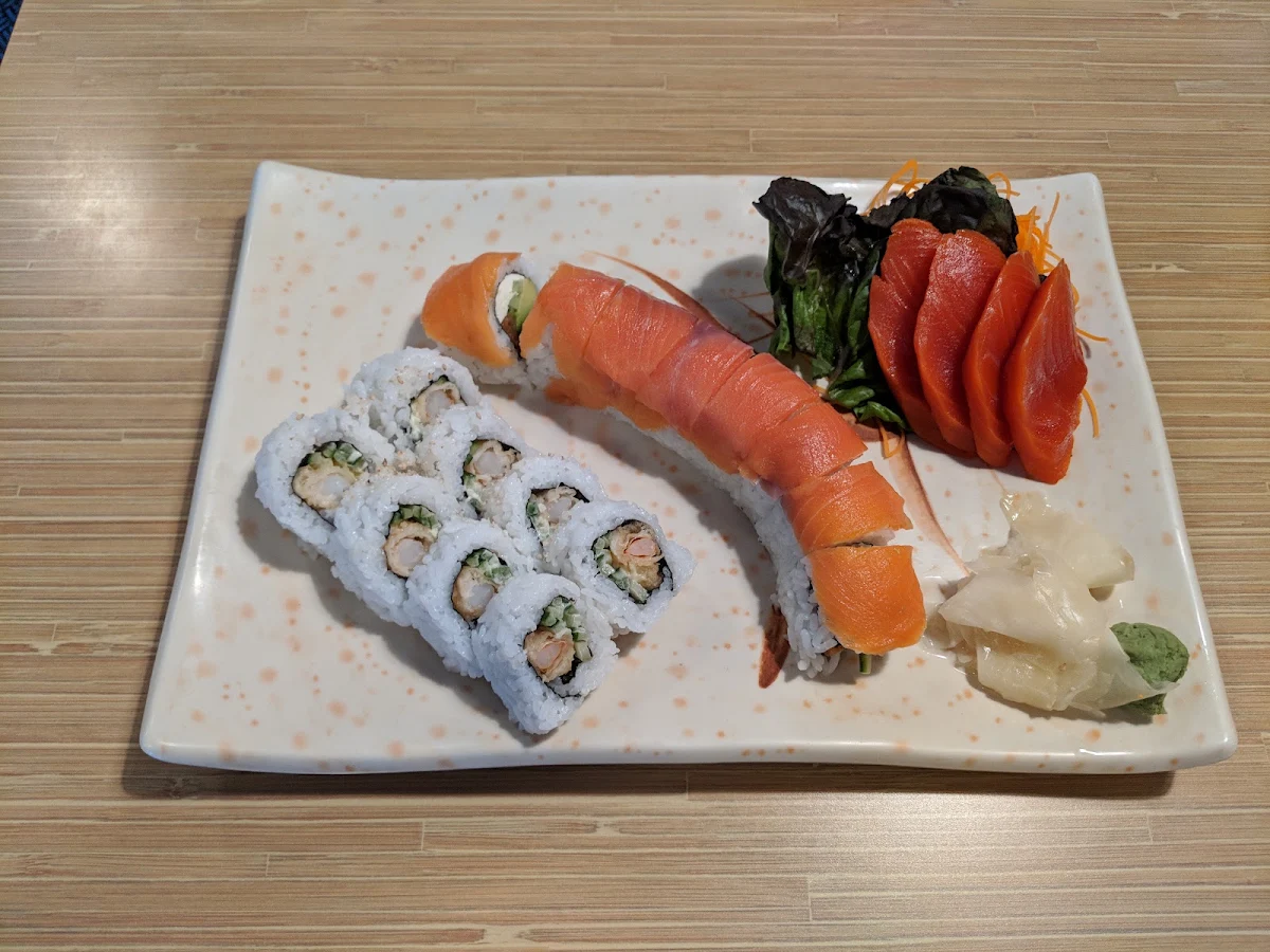 Deluxe Spicy Salmon Roll