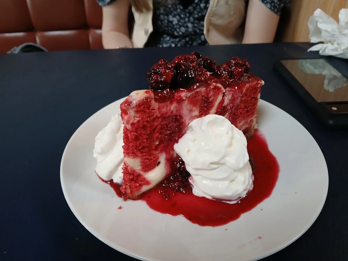 Raspberry Greek Yogurt Cheesecake