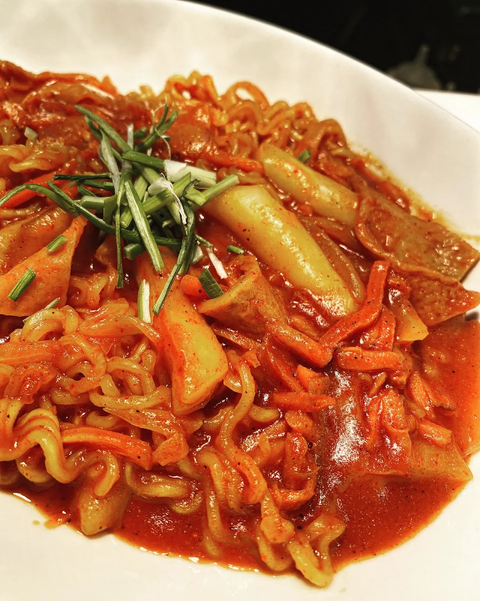 Gâteau de Riz Frit Chaud Avec Des Nouilles Ramen Hot Stir-fried Rice Cake With Ramen Noodles