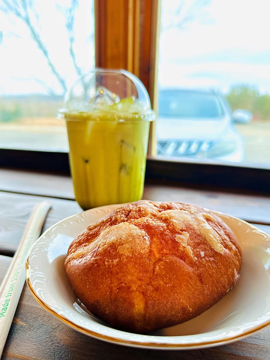 Iced Matcha Latte and Bressame