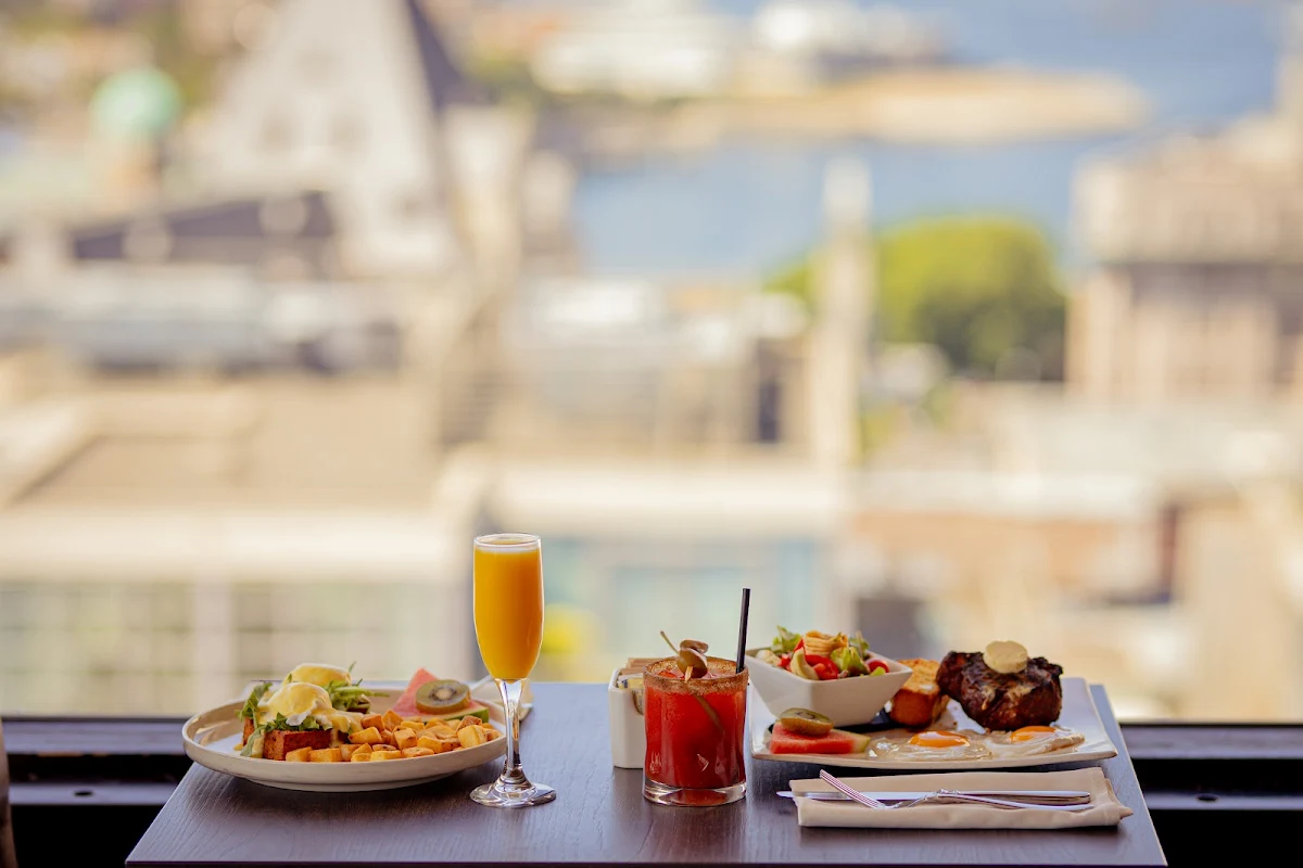 Vista Breakfast, Vista 18 Restaurant + Lounge