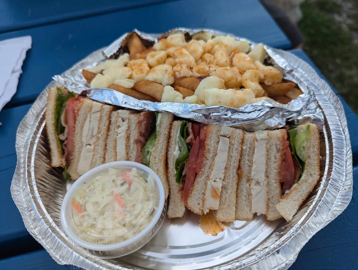 Club Sandwich Poutine