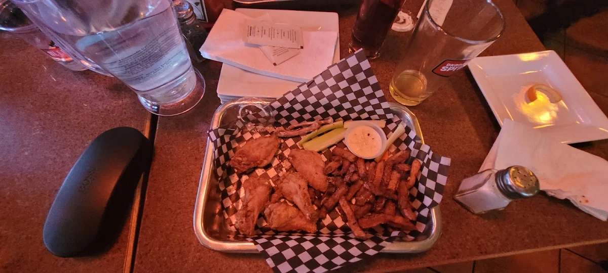 Chicken Wings with Fries