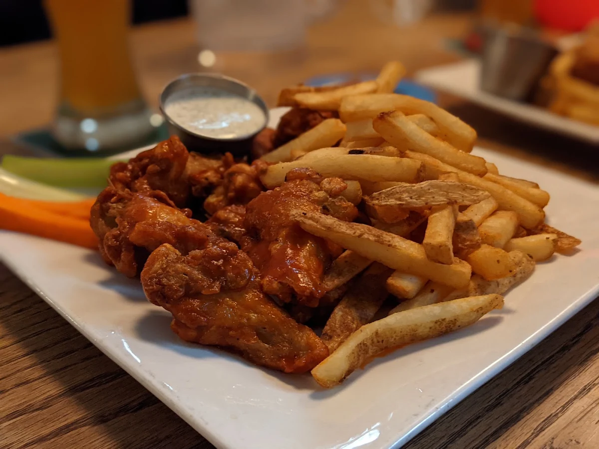 1 lb Chicken Wings with Fries Medium