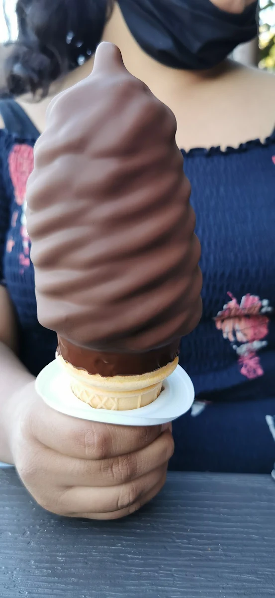 Crème Glacée Molle Framboise Bleue Enrobée De Chocolat