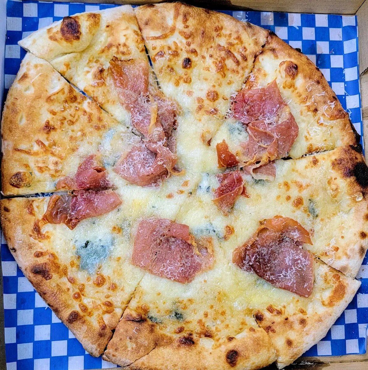 Formaggi Pizza with Prosciutto