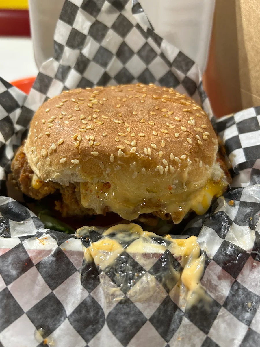 Crispy Burger, Fried Chicken Club (St. Laurent Blvd)