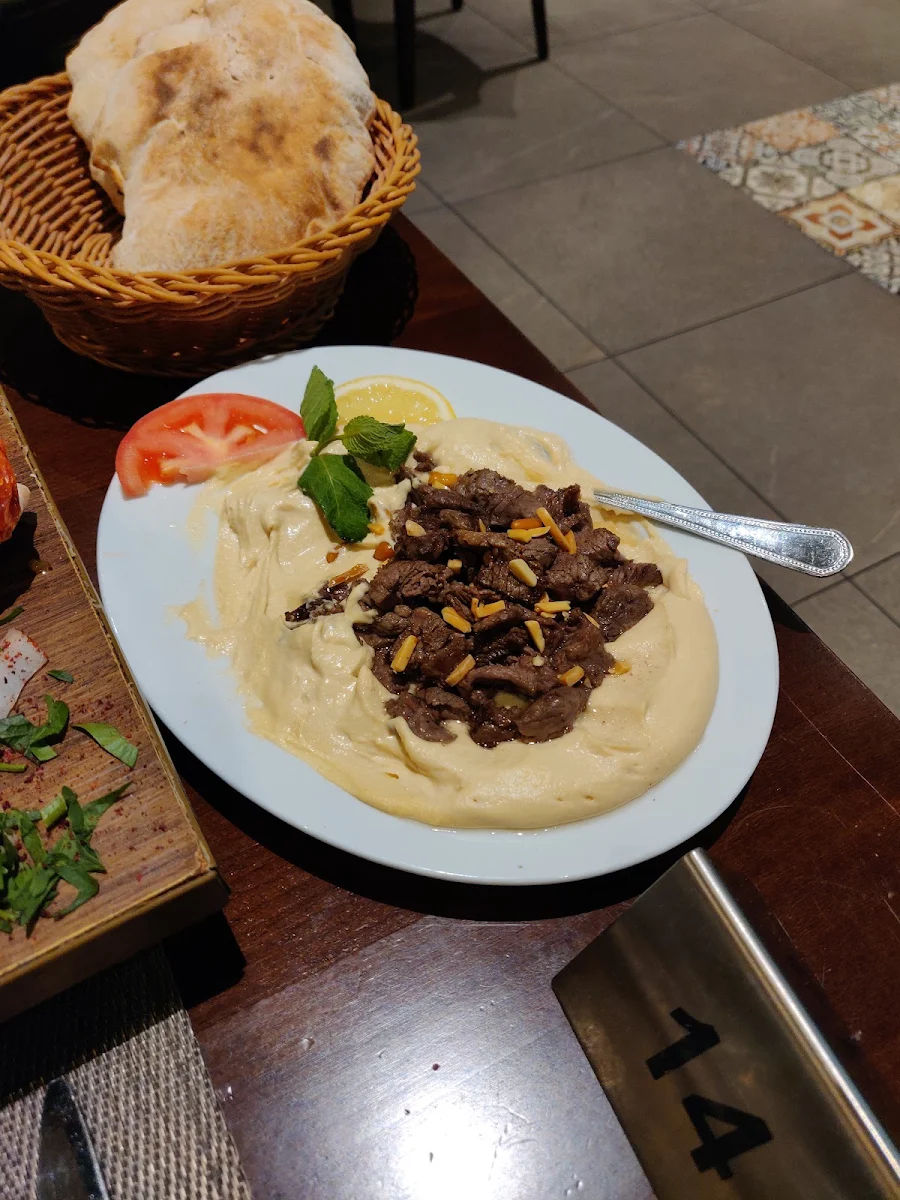 Hummus with Beef
