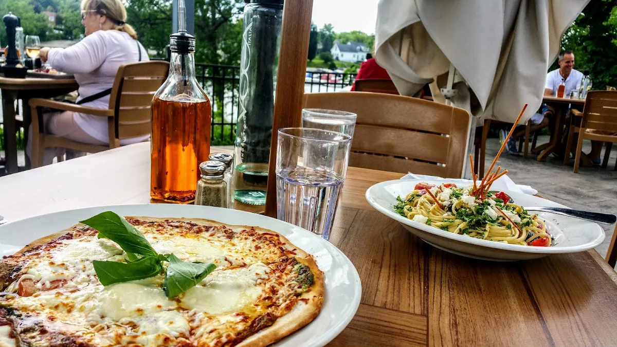 Pizza Margharita Et Pâtes Aux Légumes