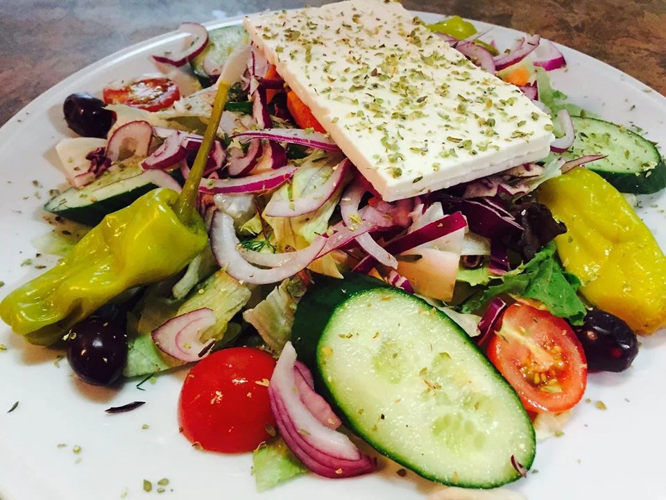 Salade Grecque Avec Filet de Poulet Grillé Greek Salad With Grilled Chicken Fillet