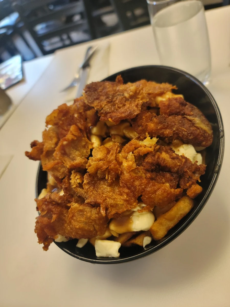 Poutine Chaire de Poulet Fried Chicken Skin