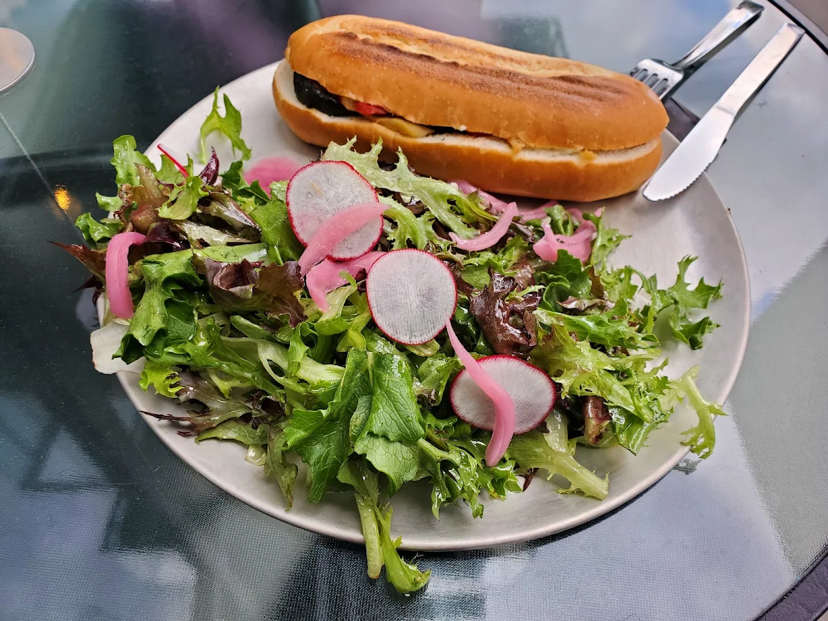 Panini Au Fromage De Chèvre Et Légumes Grillés Avec Salade