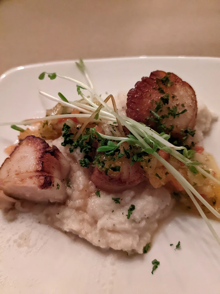 Entrée Chaude de Pétoncles Poêlés Sur Purée de Panais Et Jeunes Pousses