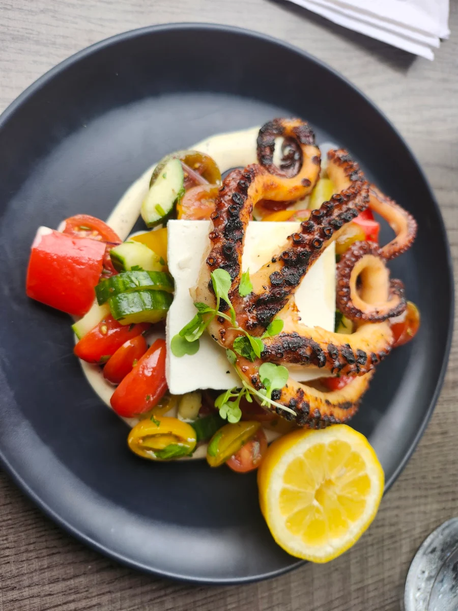 Pieuvre Grillée Sur Salade Grecque Grilled Octopus On Greek Salad