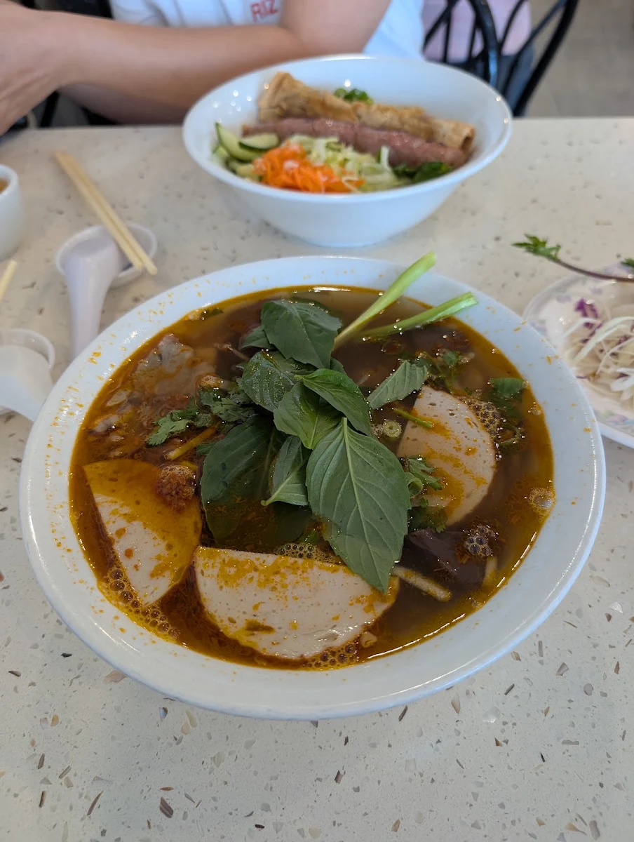 213 Hue Style Beef Pork & Blood Pudding with Vermicelli and Soup