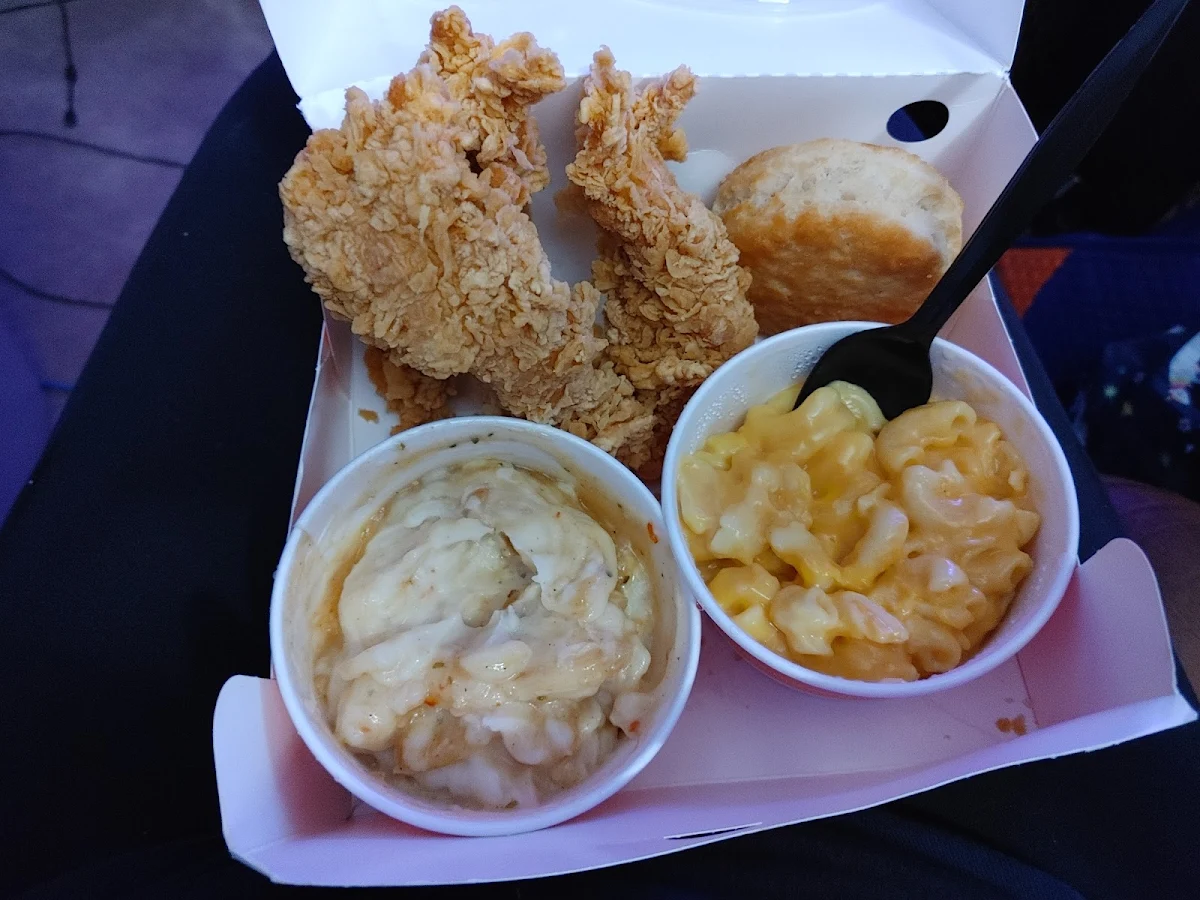 3pc Chicken Tenders Platter w Mac and Cheese & Mashed Potatoes w Cajun Gravy