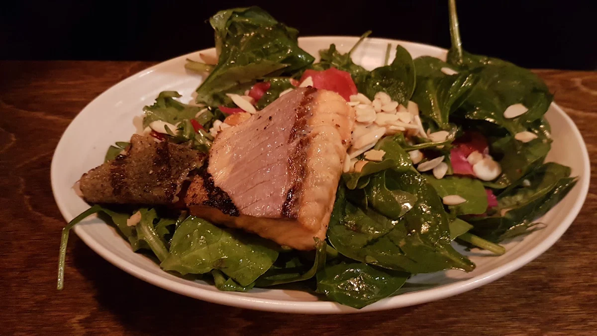 Salade de Roquette Épinards Et Saumon Grillé Avec Sauce Framboise