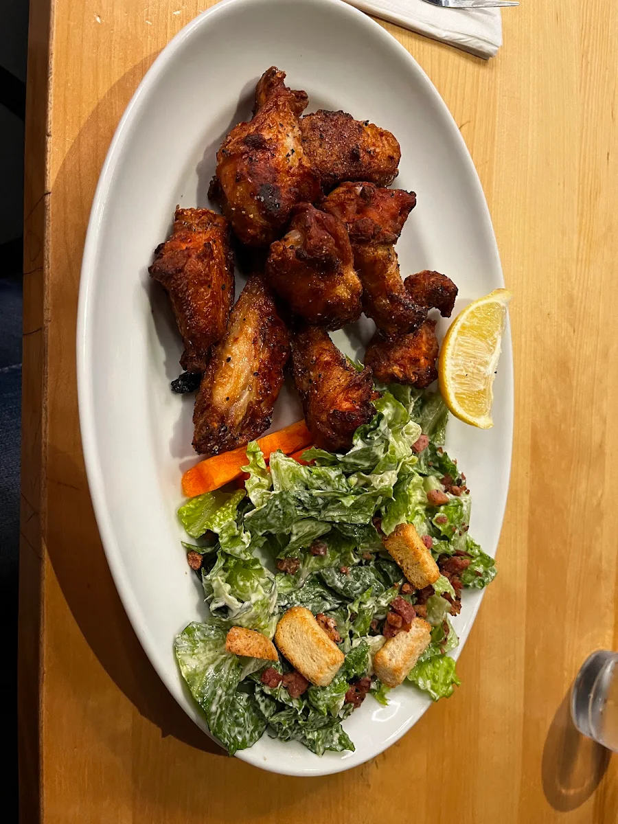 Ailes de Poulet Sel Et Poivre & Salade Ceasar Salad