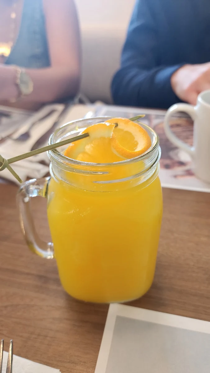 Freshly Squeezed Orange Juice Jus d'Orange Fraîchement Pressé