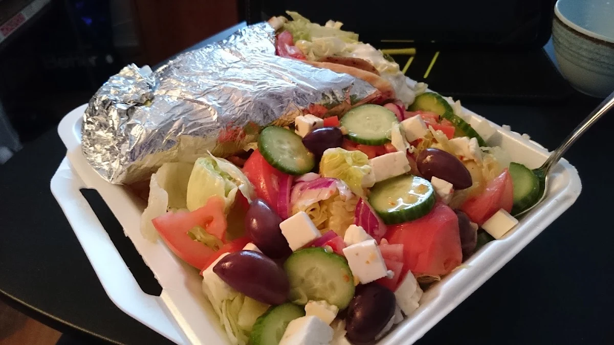 Assiette Gyro on Pita Bread