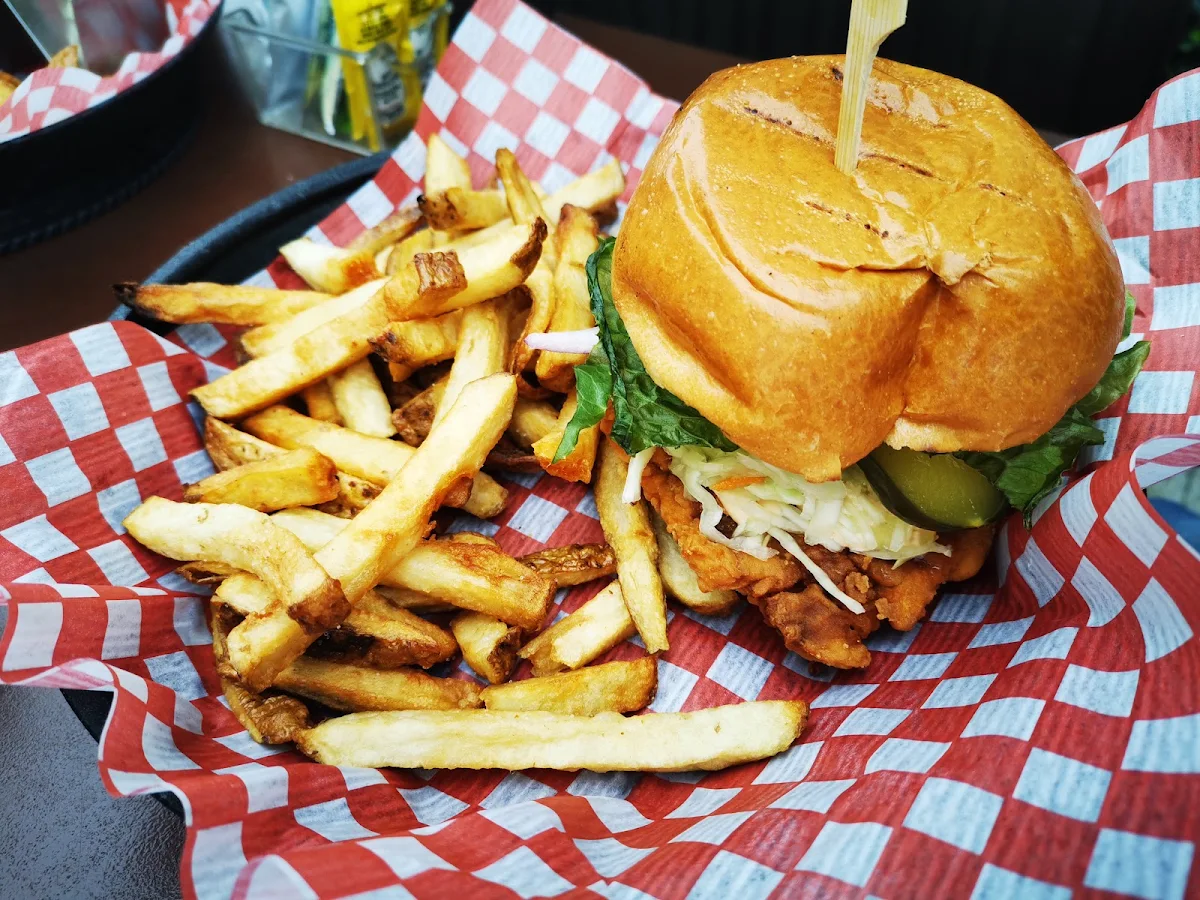 Burger Épicé Au Poulet Croustillant Spicy Crunchy Chicken Burger