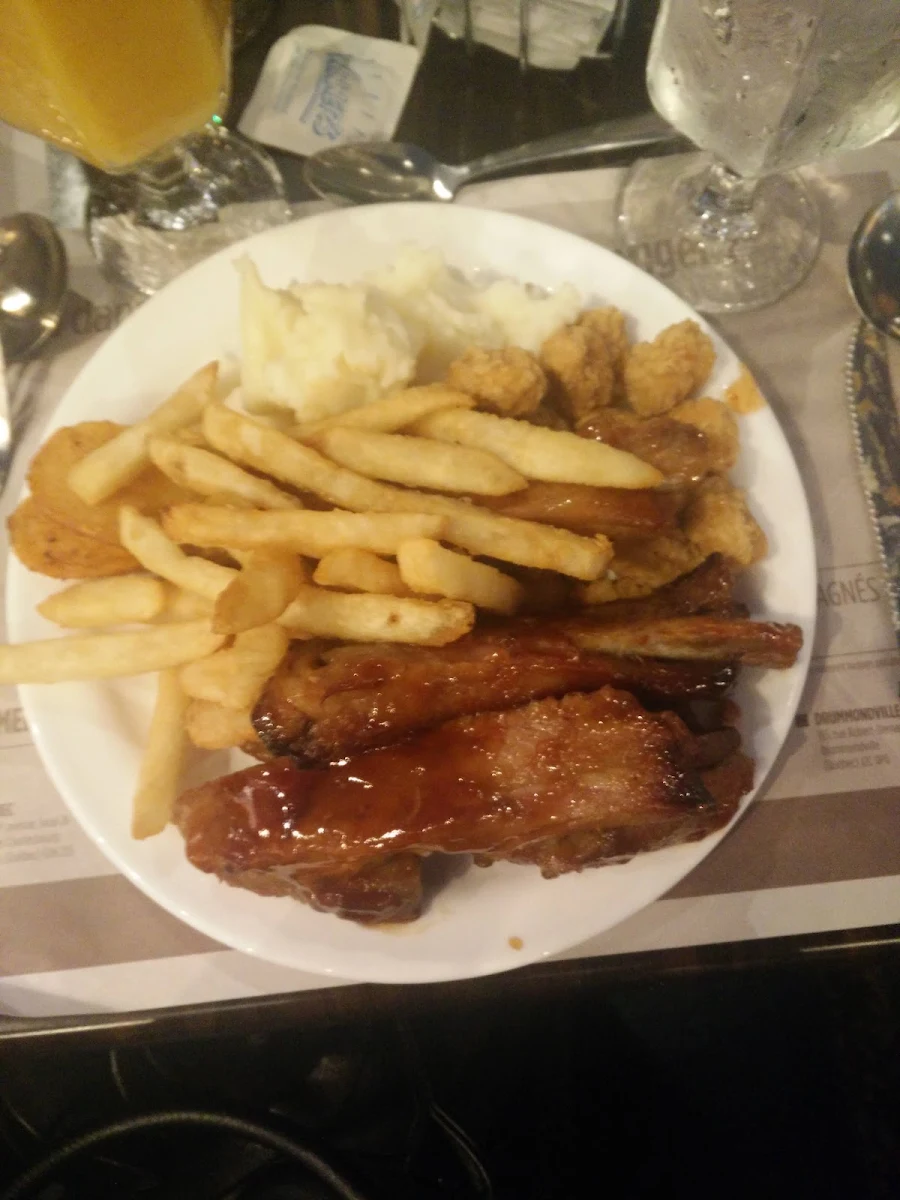 Côtes Levées Poulet Popcorn Patates Pilées Frites