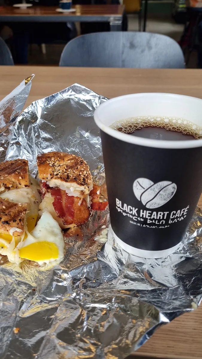 Moe Med Egg Og Bacon I En Bagle