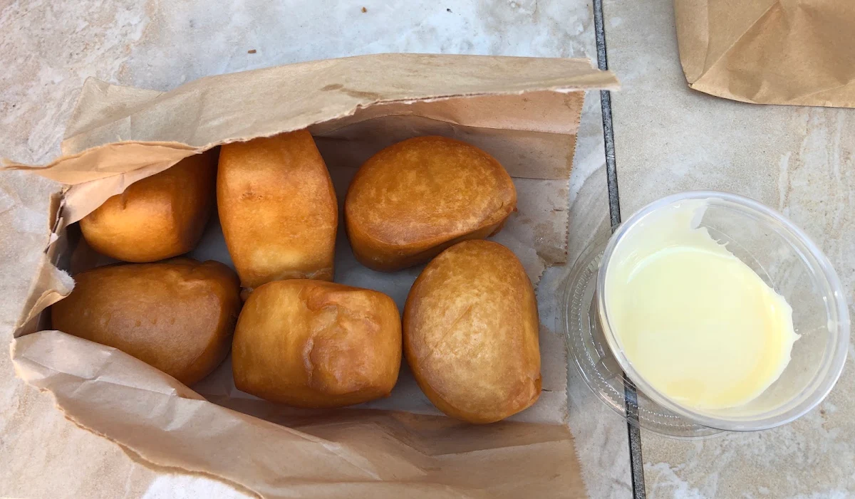 Deep Fried Steamed Bun 4 Pain A la Vapeur Frit