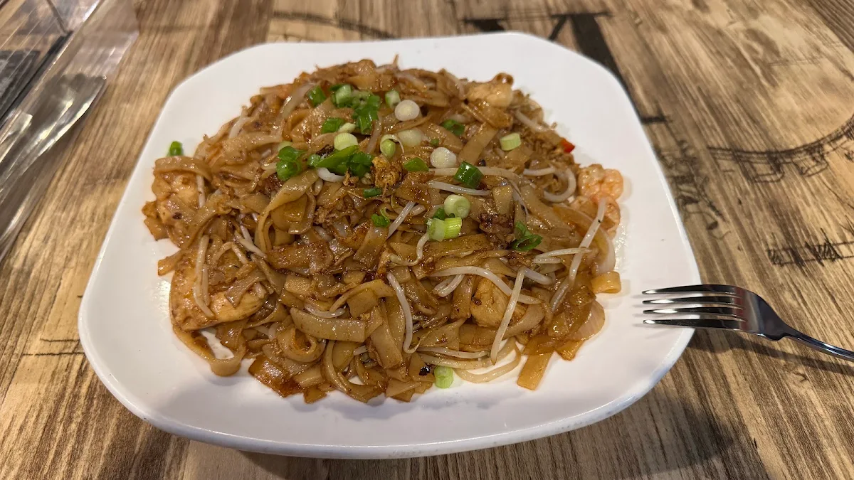 Beef Fried Rice Noodle in Soy Sauce