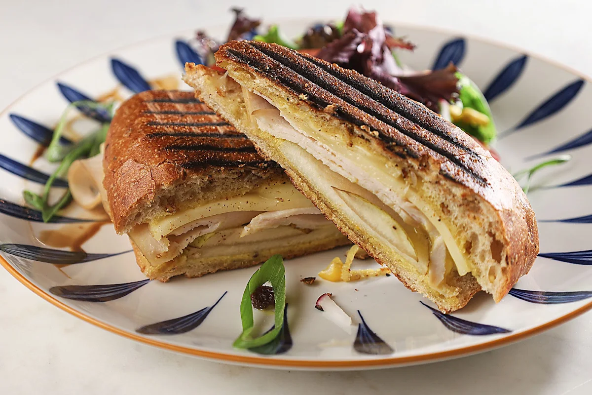 Highlights, Resto-Café . Traiteur Le 555 Midtown