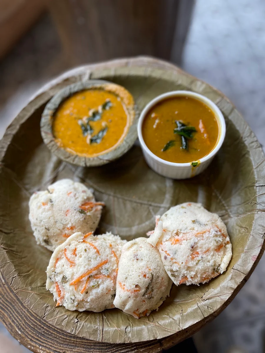 Lentil Idlis with Sambar and Chutney 4pcs Lentilles Idlis Avec Sambar Et Chutney 4mcx