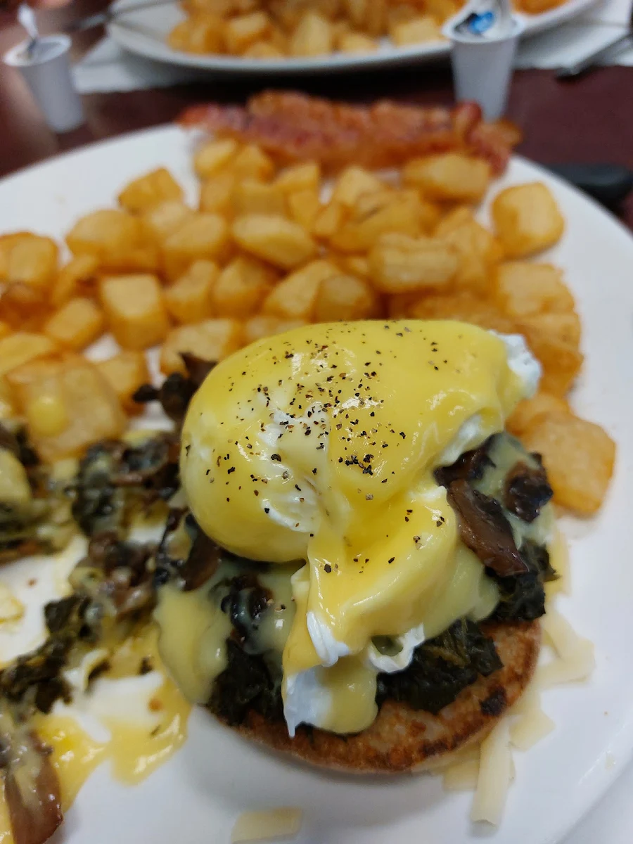 Oeuf Bénédictine Florentin Avec Un Extra Champignon