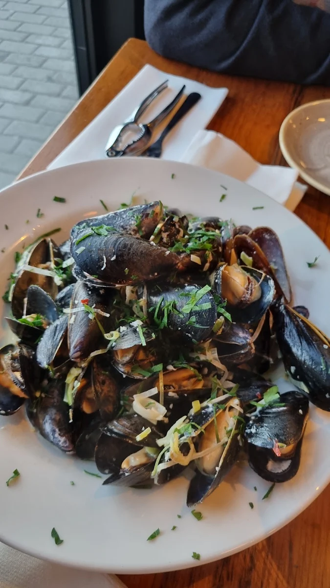 Pei Mussels with Garlic Cream White Wine Sauce