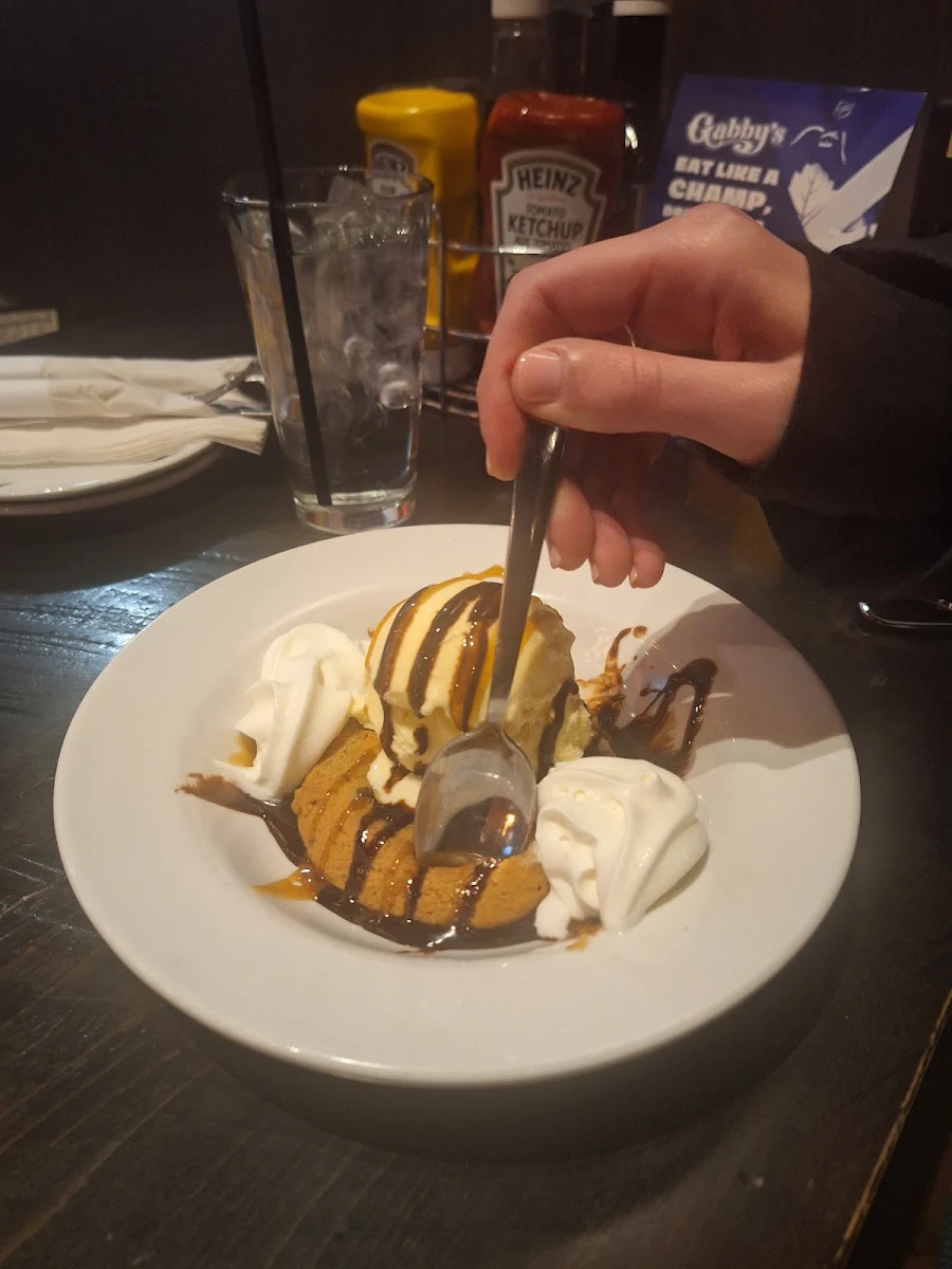 Hot Cookie & Caramel Sundae