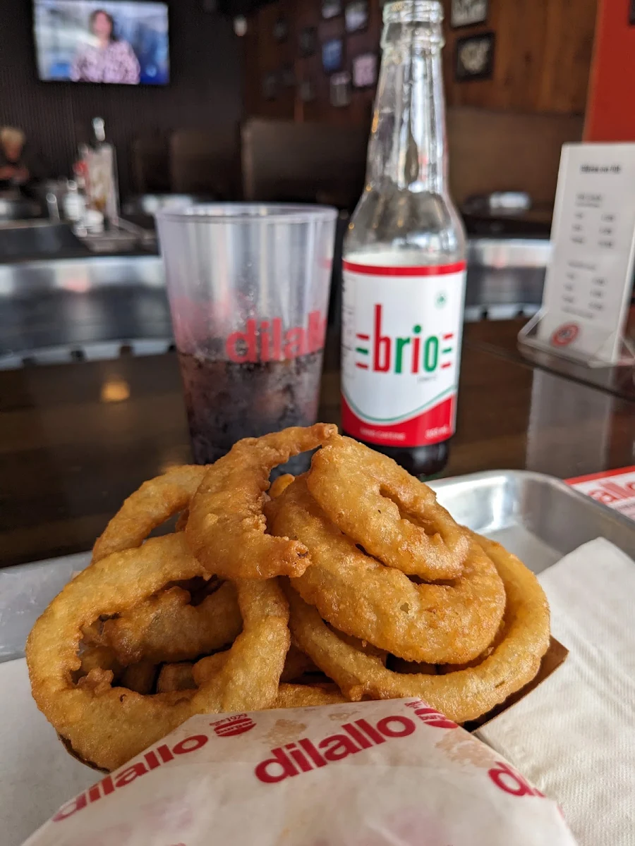 Moitié Rondelles D'oignons Et Moitié Frites Half Onion Rings And Half French Fries
