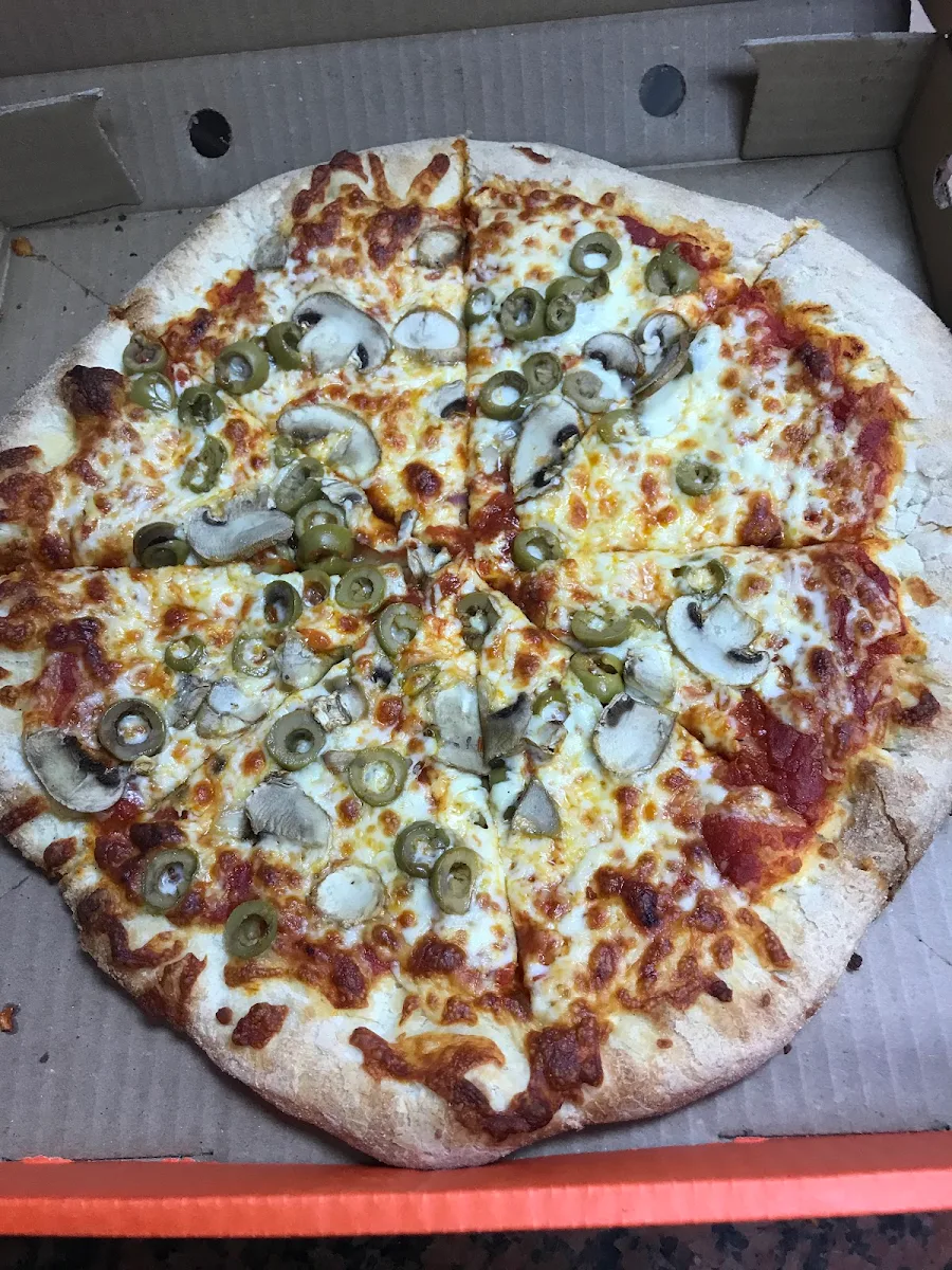 Medium Pizza with Green Olives and Mushrooms