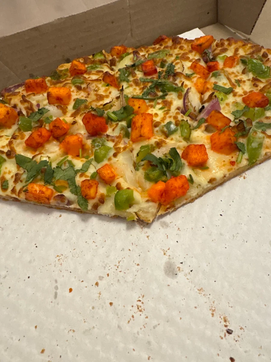 Tandoori Paneer in Garlic Base Pizza