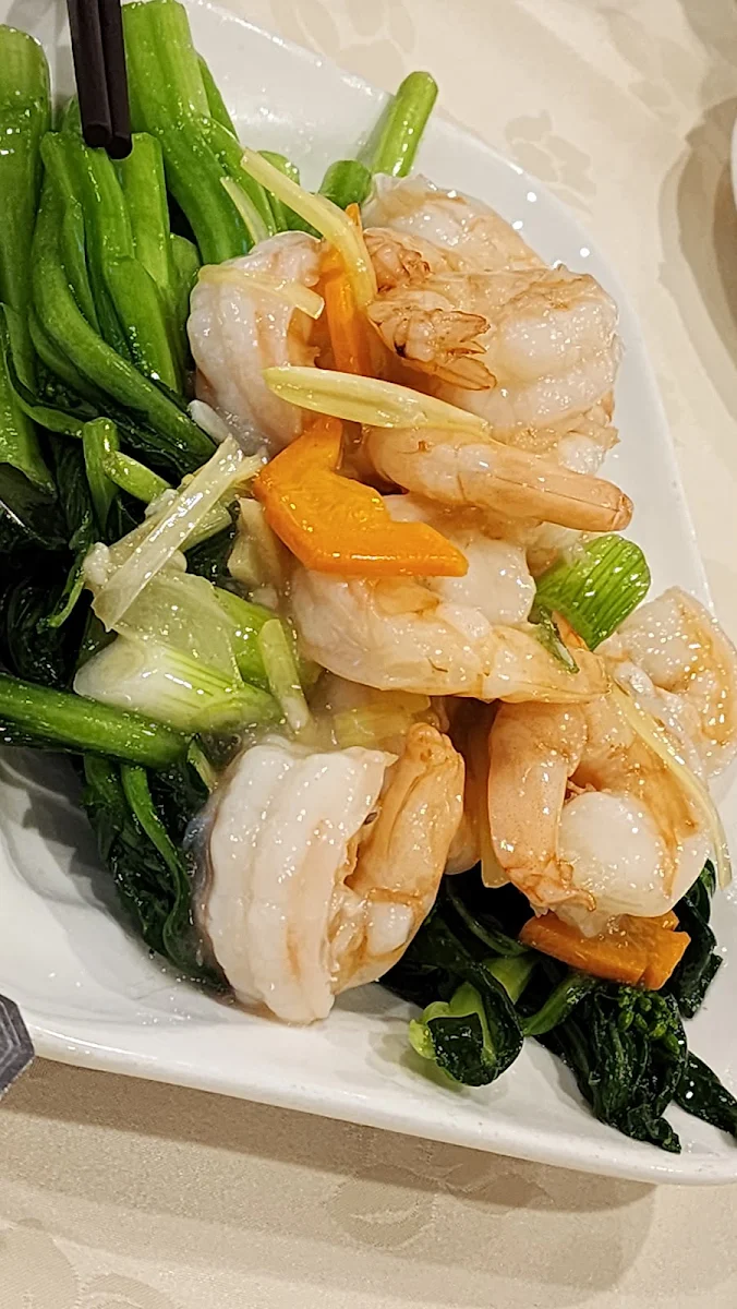 Mixes Seafood with Chinese Broccoli