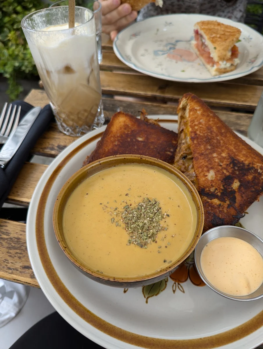 Highlights, Saint Laurent Café