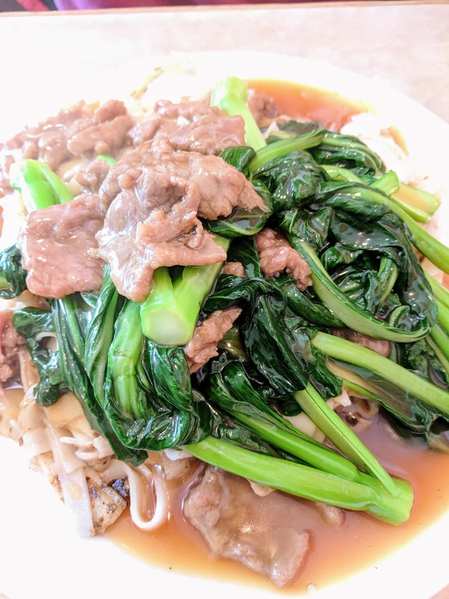 Choy Sum Ho Fun Beef Fried Noodle