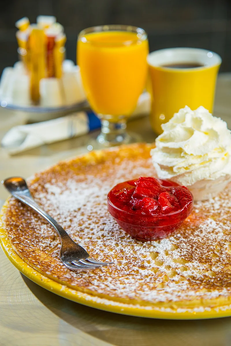 Mixed Fresh Fruit and Whip Pannekoek