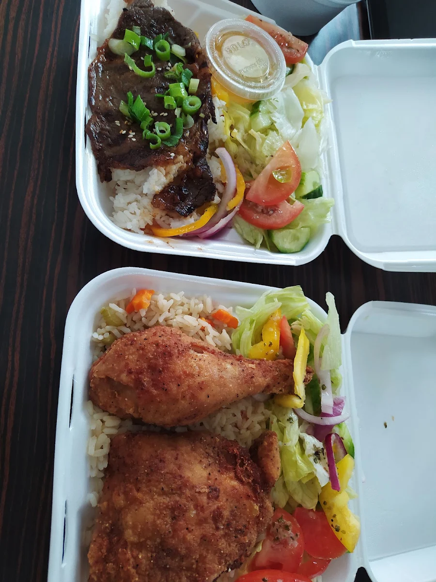 Boeuf Grillé Avec Riz Et Salade Et Poulet Au Poivre Frit Avec Riz Et Salade