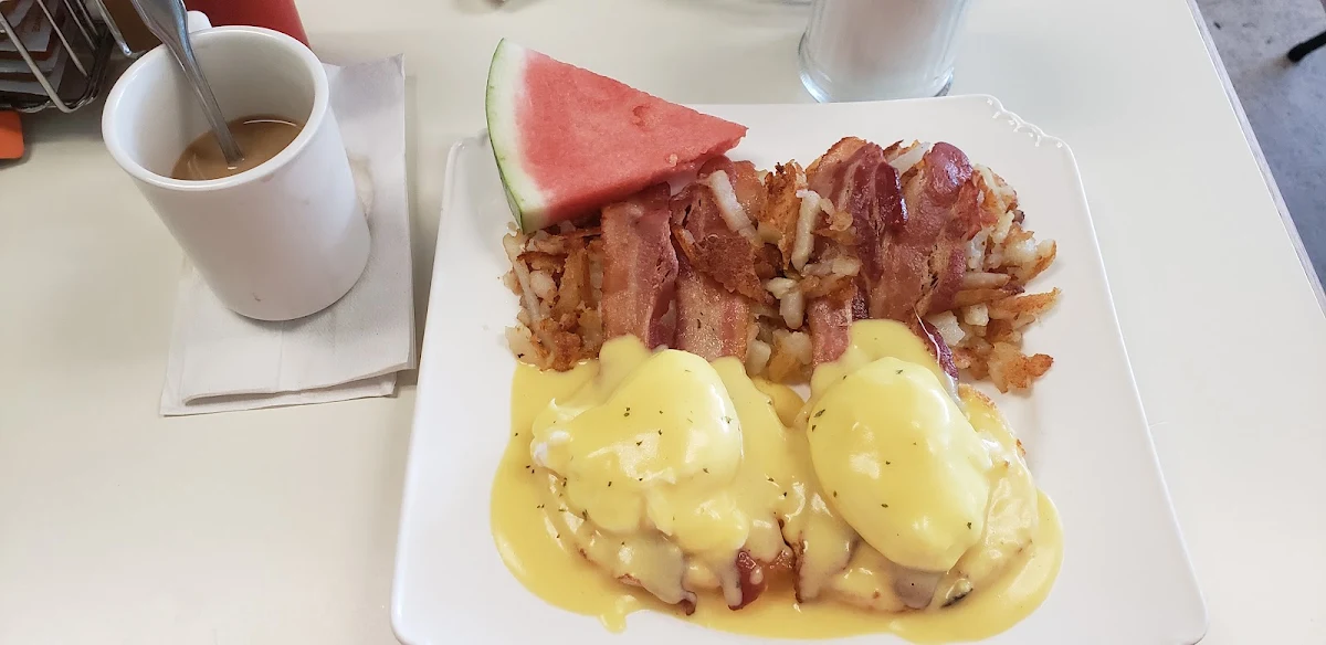 Bacon and Tomato Eggs Benedict