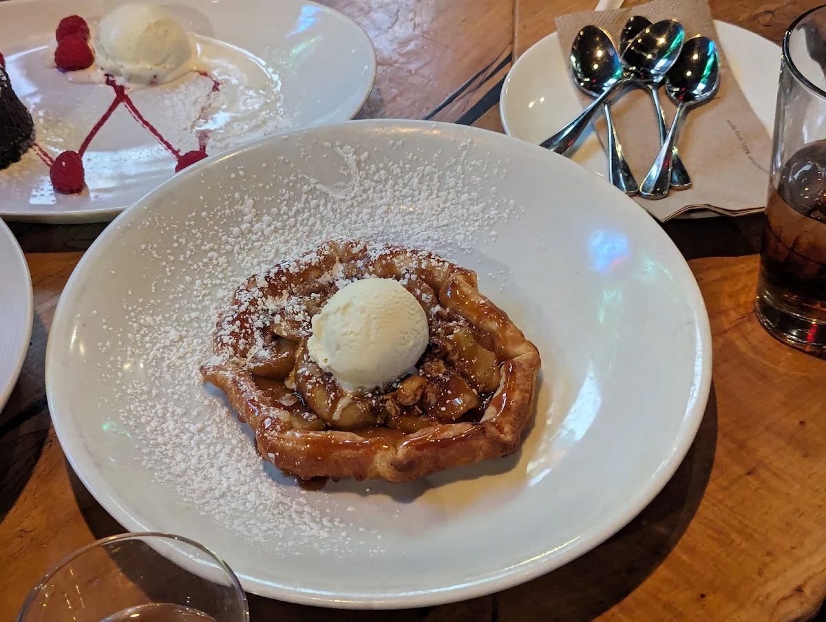Pple Pie with Vanilla Ice Creama