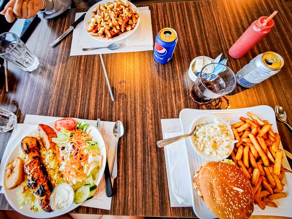 Poutine Souvlaki Poulet Hamburgers Med
