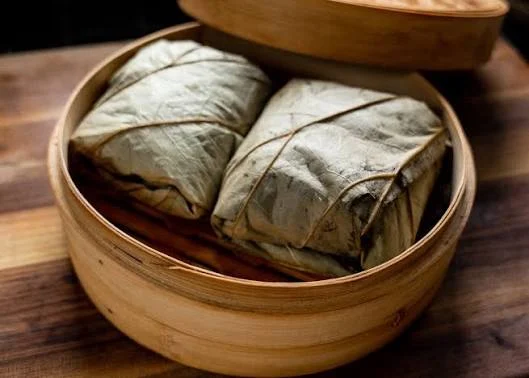 Pork and Sticky Rice Wrapped in Lotus Leave 2 Xôi Thịt Heo Lá Sen Kiểu Tàu