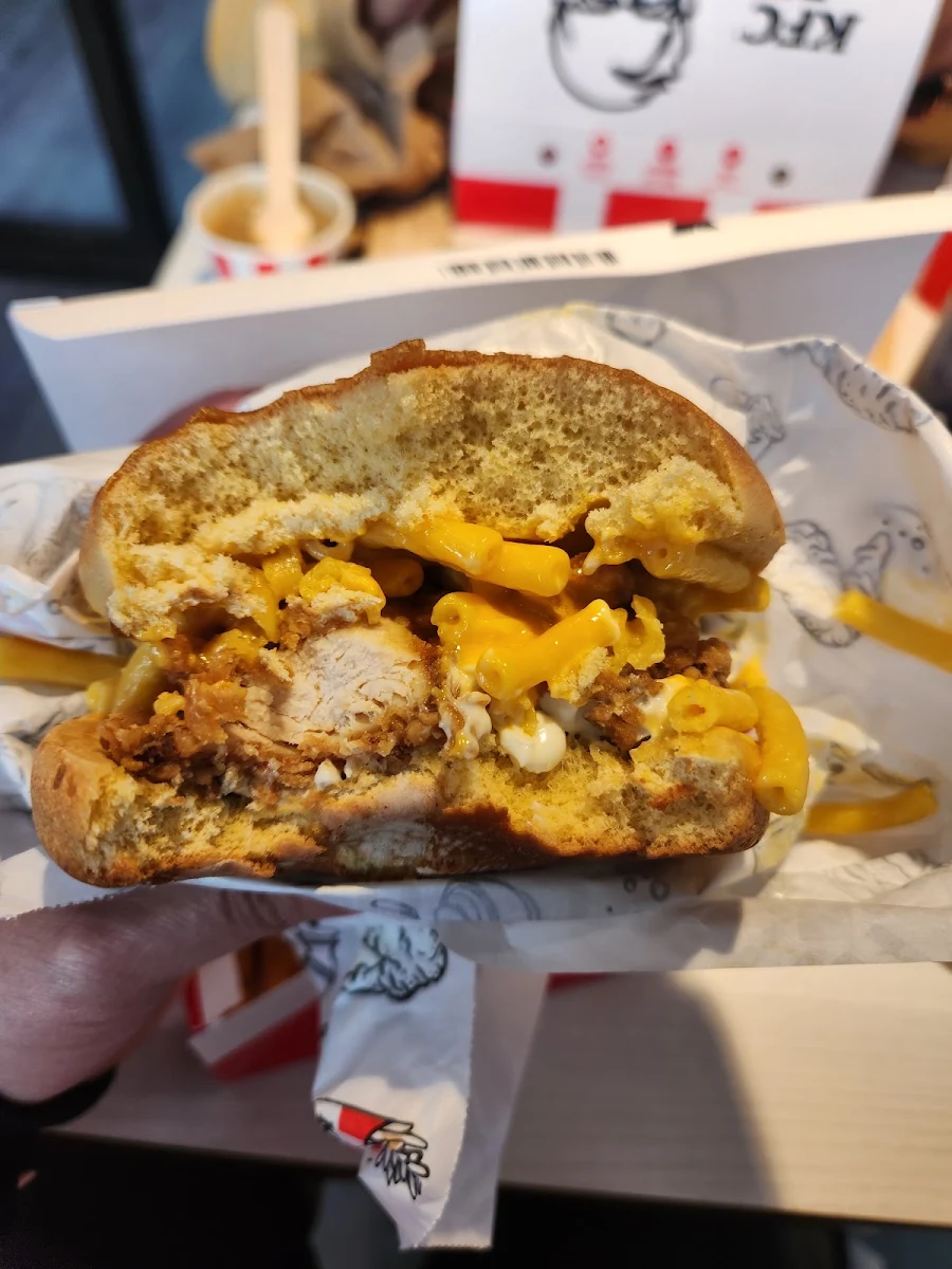 Fried Chicken with Macaroni and Cheese